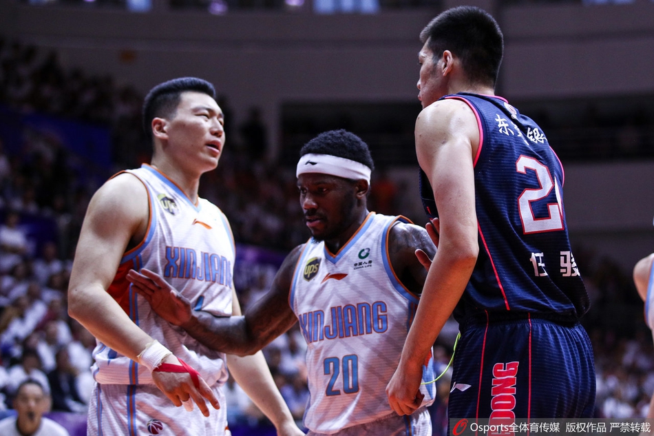 总决赛G4：李根与任骏飞对峙险冲突