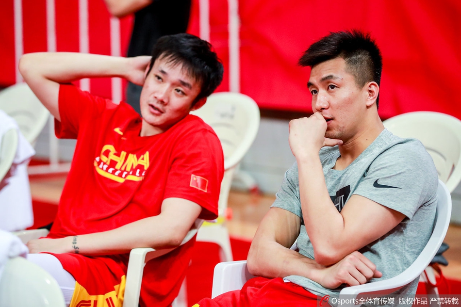 中国男篮备战训练 丁彦雨航、郭艾伦场边热聊