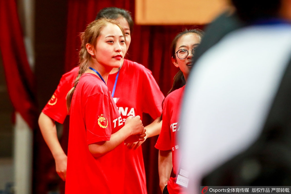 中国男篮备战训练 丁彦雨航、郭艾伦场边热聊