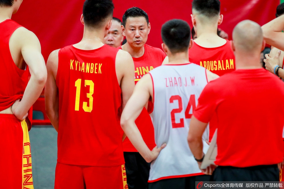 中国男篮备战训练 丁彦雨航、郭艾伦场边热聊