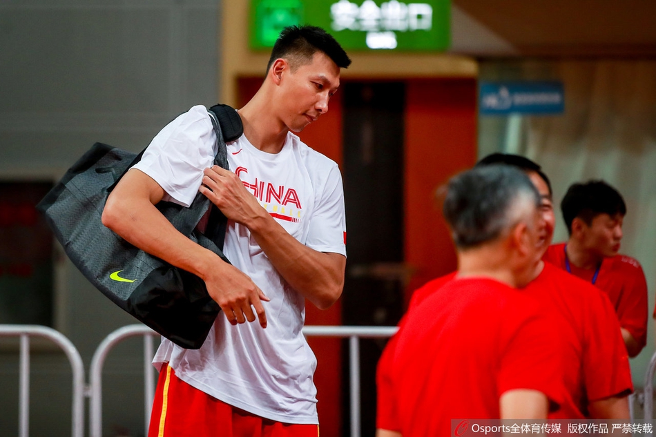 中国男篮备战训练 丁彦雨航、郭艾伦场边热聊
