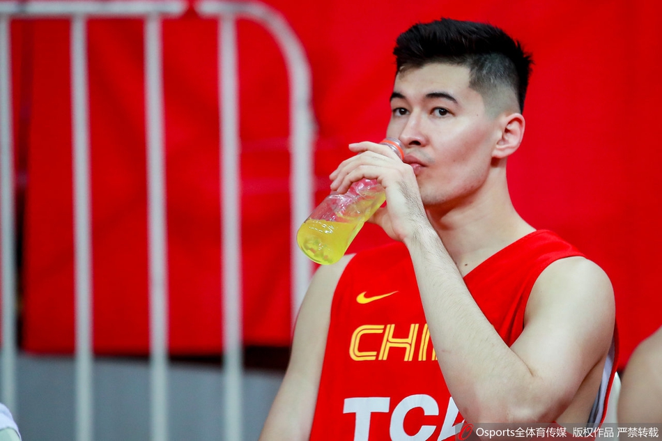 中国男篮备战训练 丁彦雨航、郭艾伦场边热聊