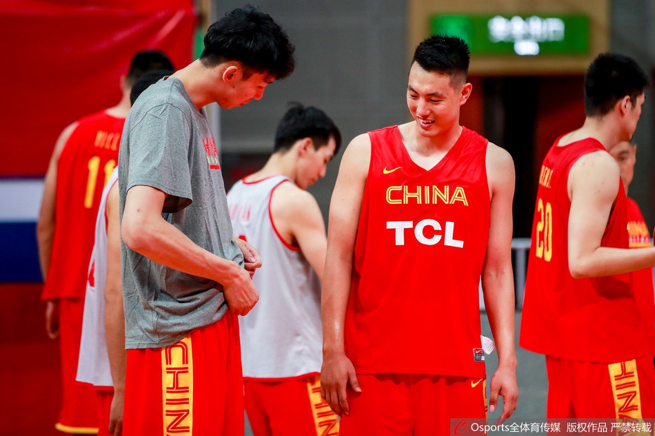 中国男篮备战训练 丁彦雨航、郭艾伦场边热聊