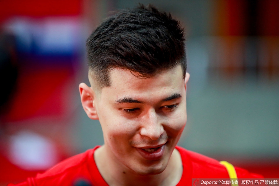 中国男篮备战训练 丁彦雨航、郭艾伦场边热聊