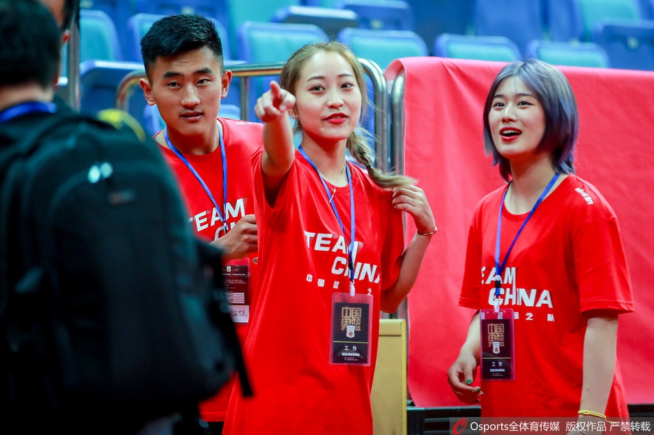 中国男篮备战训练 丁彦雨航、郭艾伦场边热聊