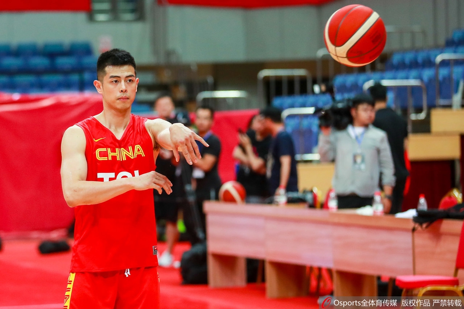 中国男篮备战训练 丁彦雨航、郭艾伦场边热聊