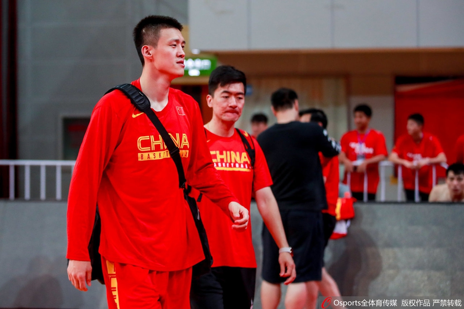 中国男篮备战训练 丁彦雨航、郭艾伦场边热聊