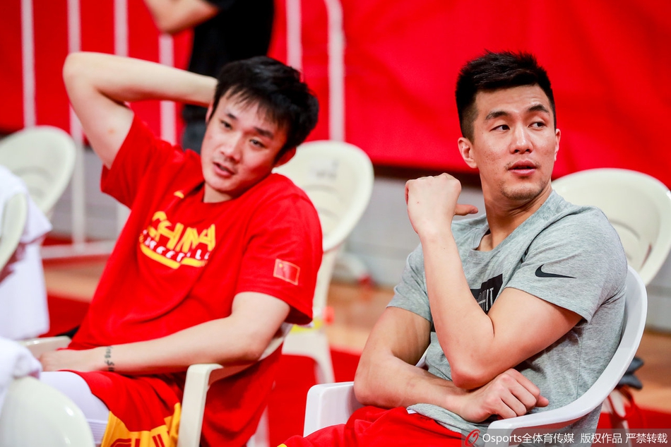 中国男篮备战训练 丁彦雨航、郭艾伦场边热聊