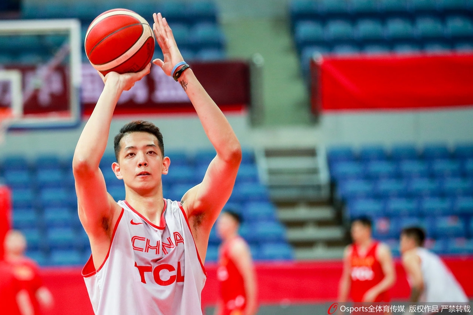 中国男篮备战训练 丁彦雨航、郭艾伦场边热聊