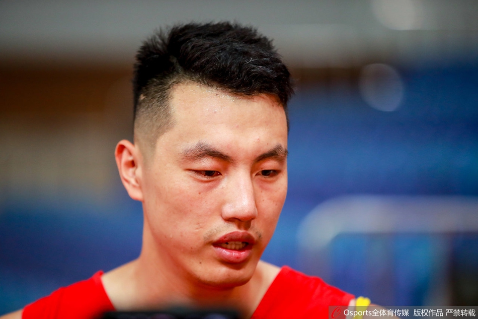 中国男篮备战训练 丁彦雨航、郭艾伦场边热聊