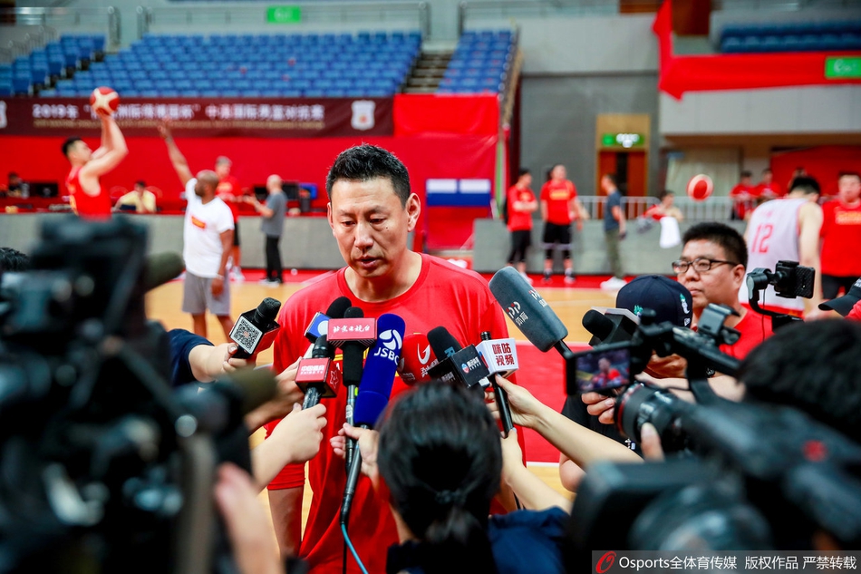 中国男篮备战训练 丁彦雨航、郭艾伦场边热聊