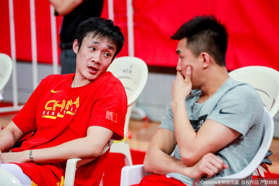 中国男篮备战训练 丁彦雨航、郭艾伦场边热聊