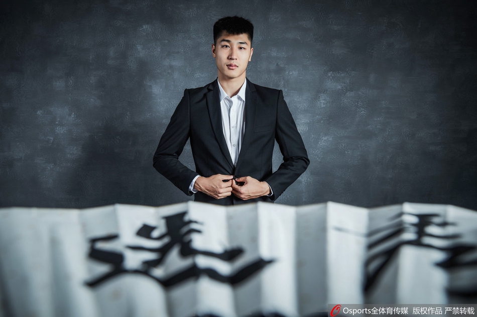 CBA选秀大会球员拍摄正装写真