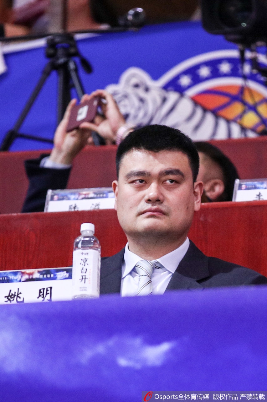 姚明观战总决赛，现场球迷争相拍照