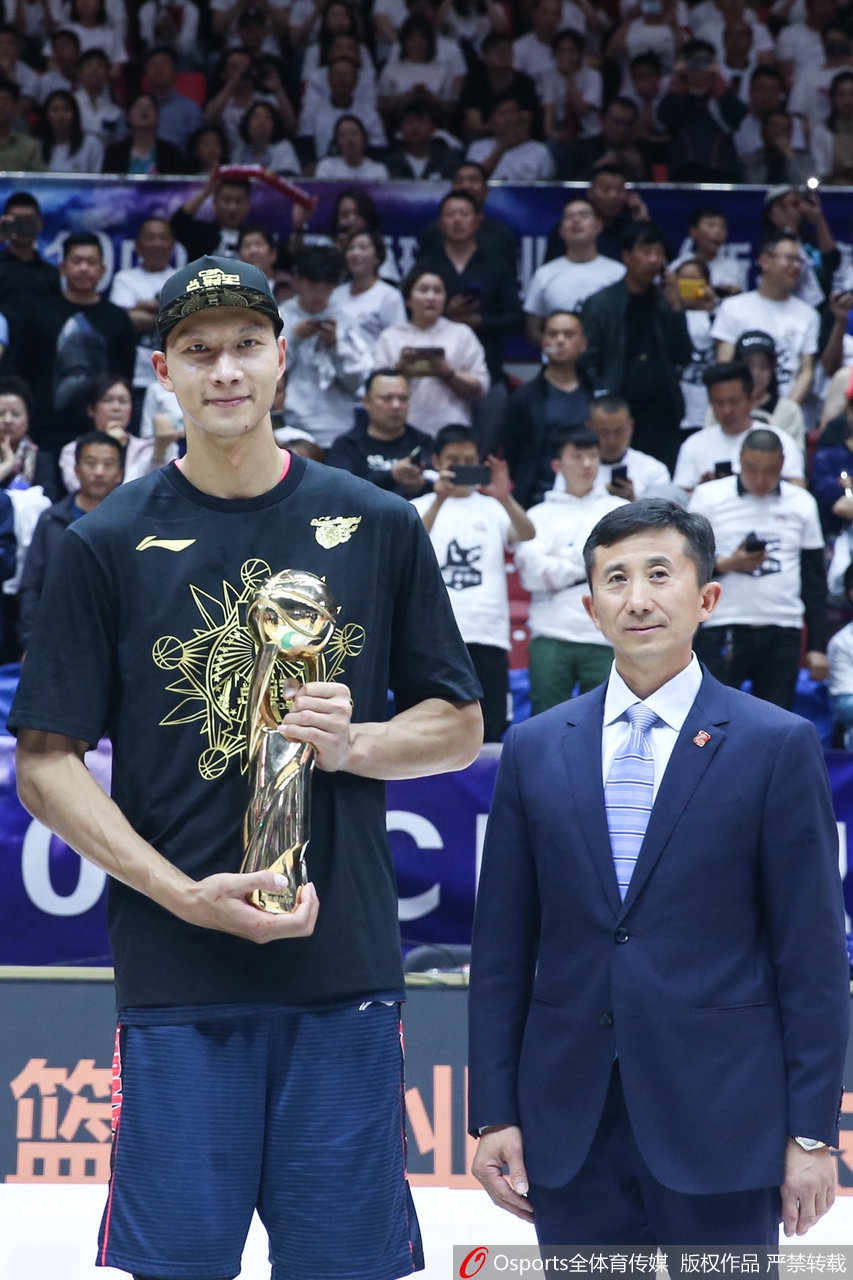 易建联获2018-19赛季总决赛MVP