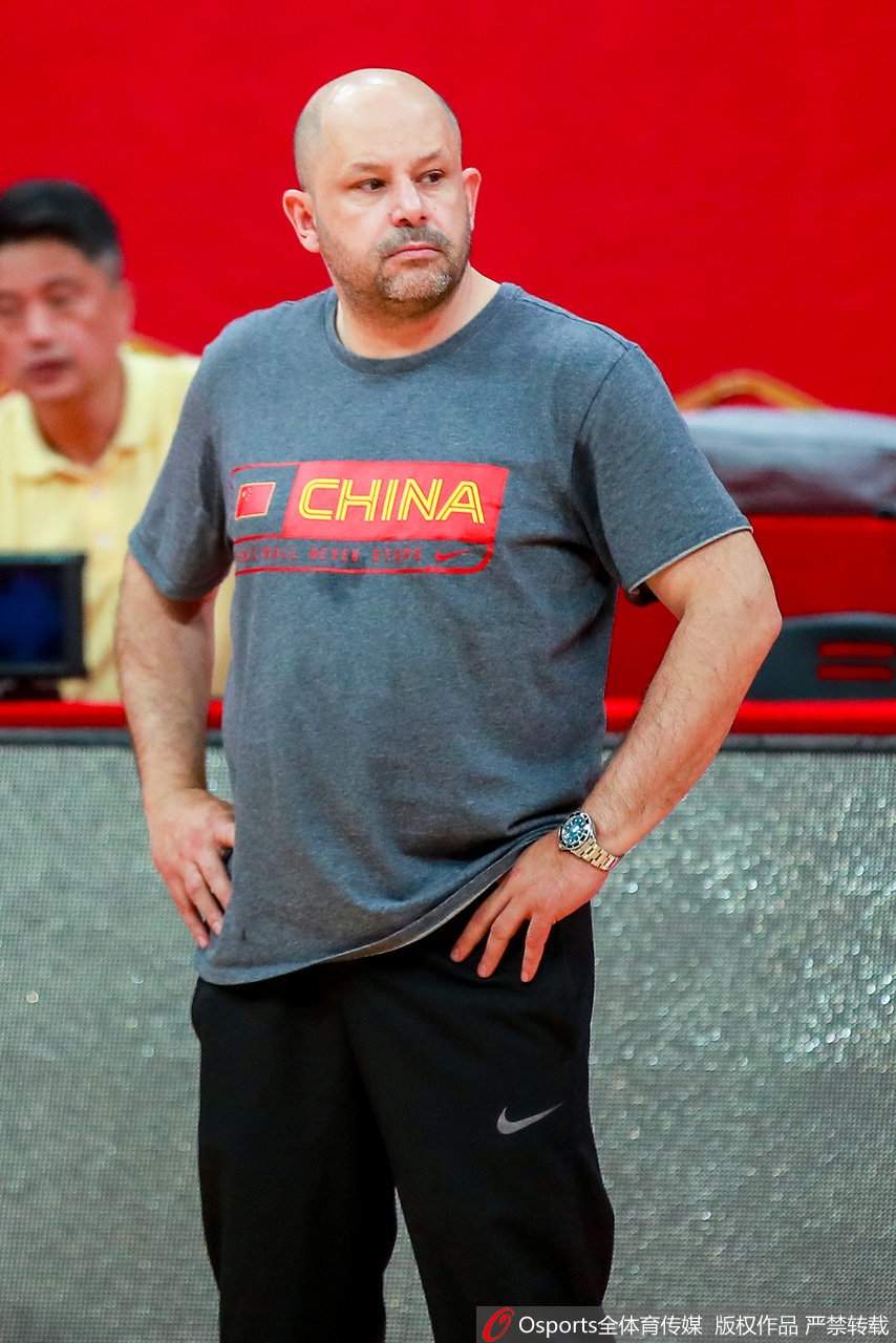 中国男篮备战训练 丁彦雨航、郭艾伦场边热聊