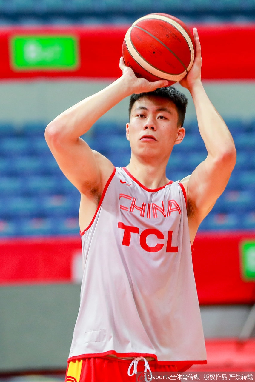 中国男篮备战训练 丁彦雨航、郭艾伦场边热聊