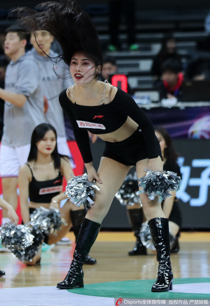 天津篮球宝贝性感短裤秀长腿