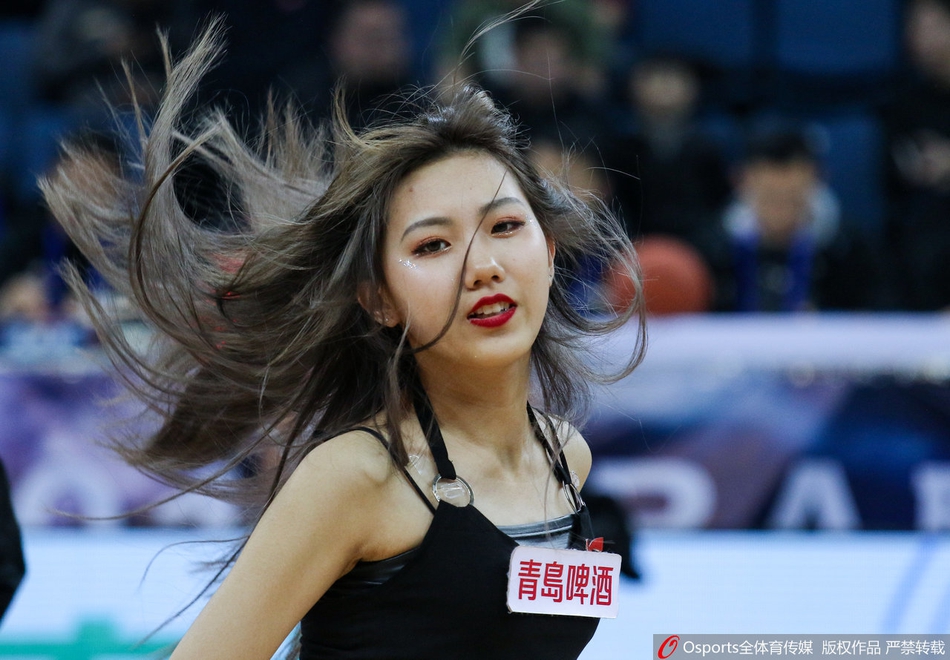 天津篮球宝贝性感短裤秀长腿