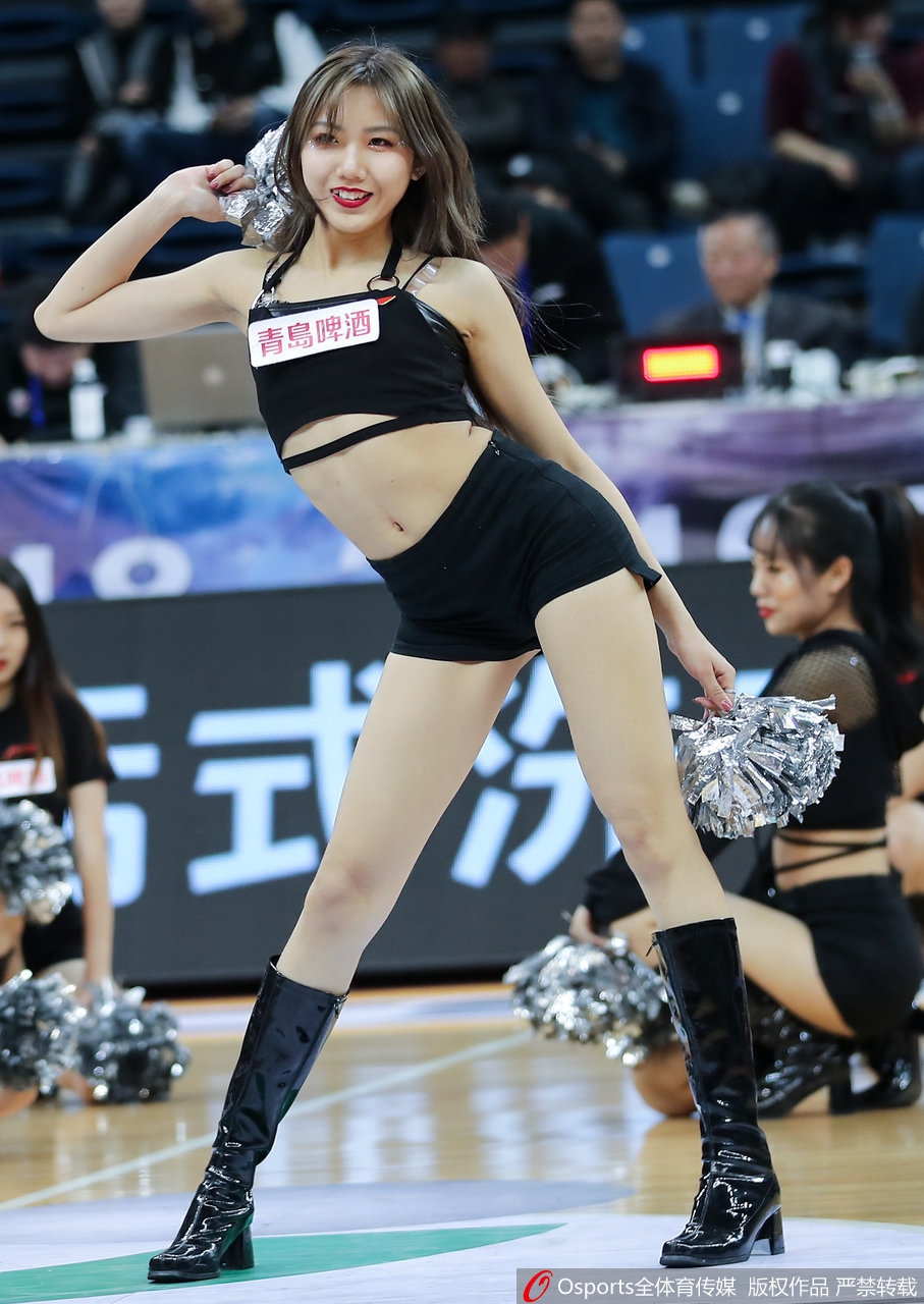 天津篮球宝贝性感短裤秀长腿