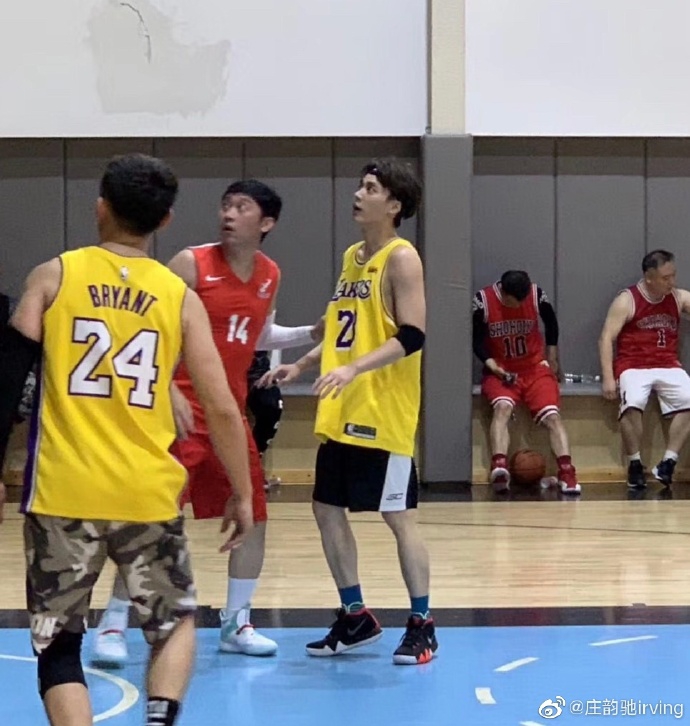 李易峰篮球场实战 跳投真准