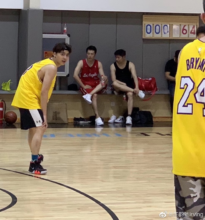 李易峰篮球场实战 跳投真准