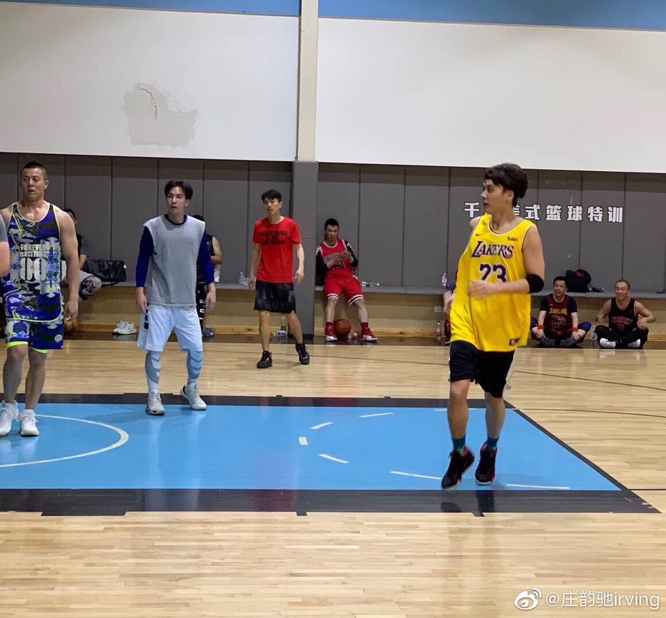 李易峰篮球场实战 跳投真准