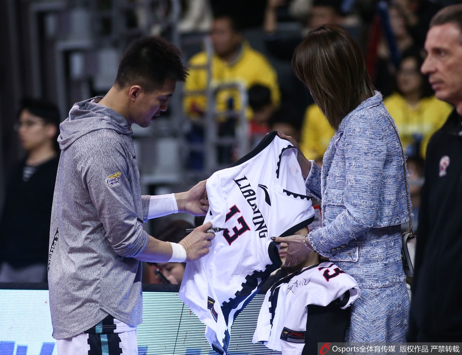 郭艾伦为周鹏妻子刘小美签名