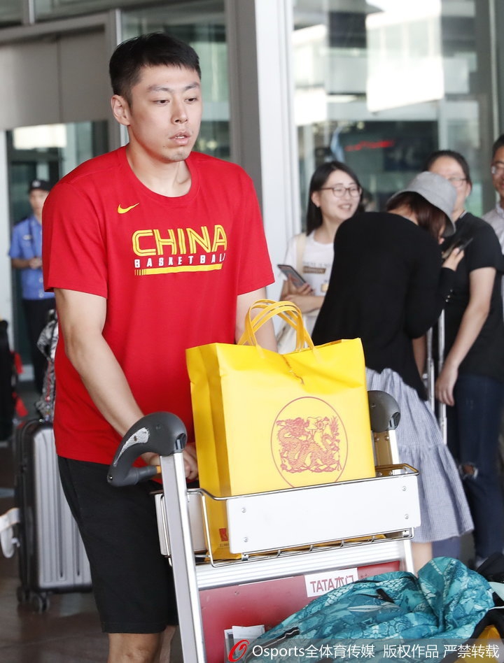 中国男篮蓝队回京 全体表情严肃