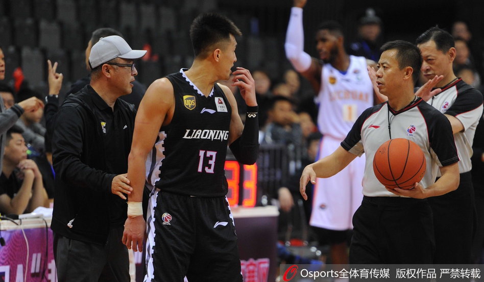 季前赛郭艾伦与四川队左朕年冲突