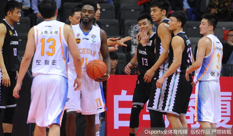 季前赛郭艾伦与四川队左朕年冲突