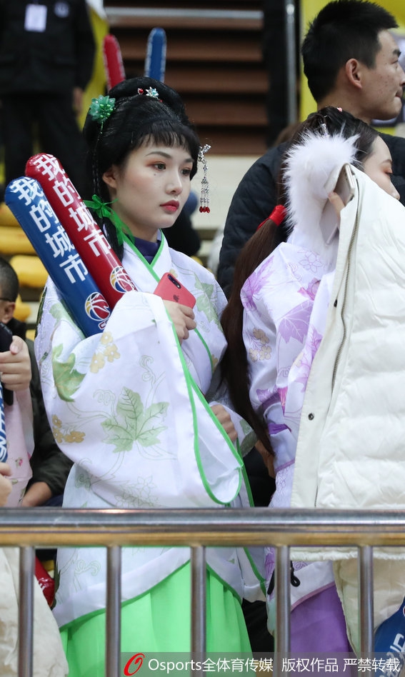 广厦最美“西施团”助威