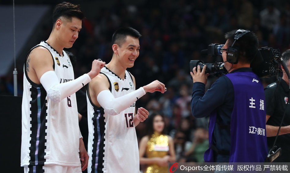 辽宁队主场升起总冠军大旗