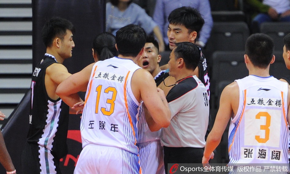 季前赛郭艾伦与四川队左朕年冲突