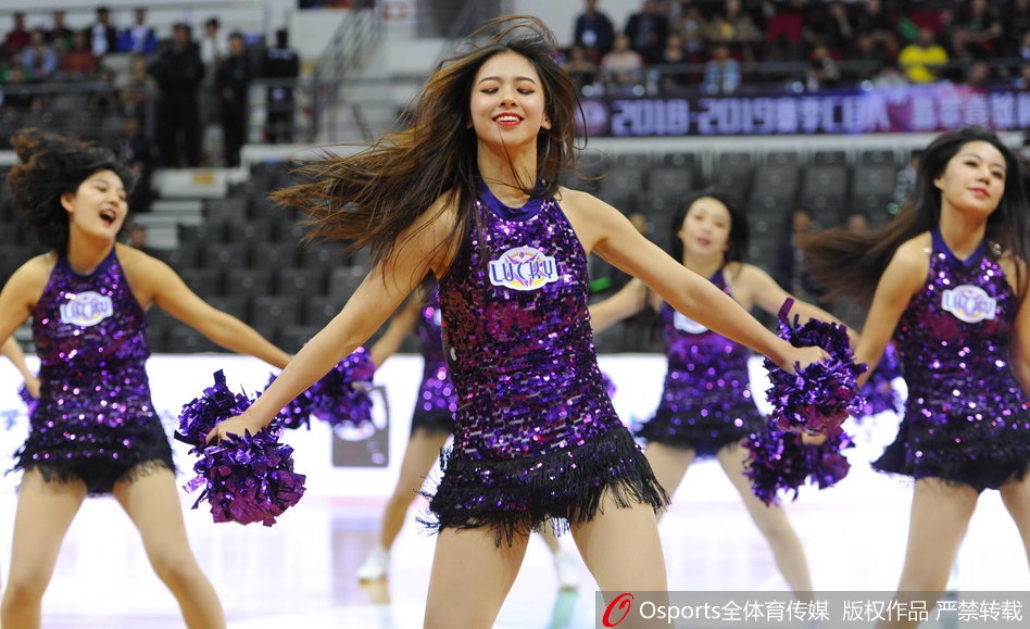 CBA季前赛丹东站篮球宝贝活力四射