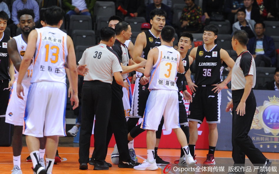 季前赛郭艾伦与四川队左朕年冲突