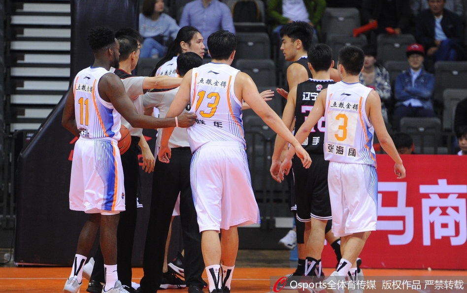 季前赛郭艾伦与四川队左朕年冲突