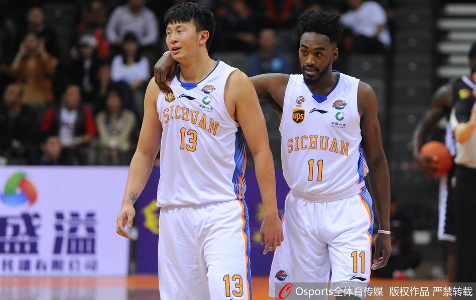 季前赛郭艾伦与四川队左朕年冲突
