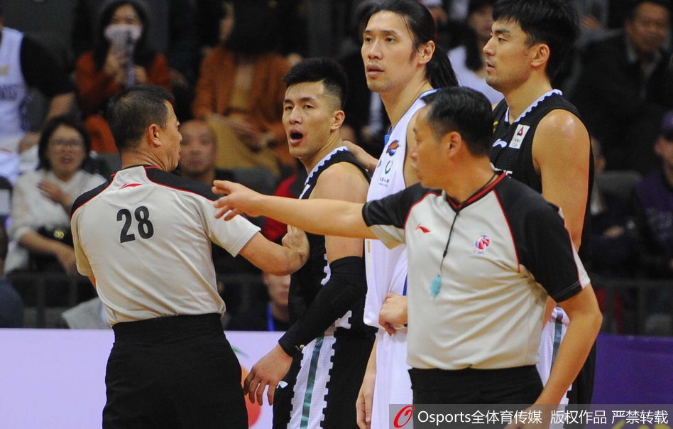 季前赛郭艾伦与四川队左朕年冲突