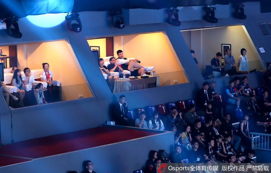 姚明现场观战亚运会LOL决赛