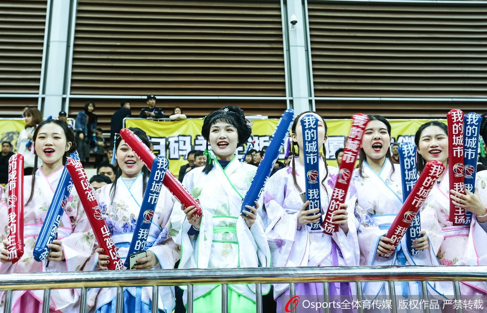 广厦最美“西施团”助威