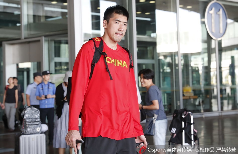 中国男篮蓝队回京 全体表情严肃