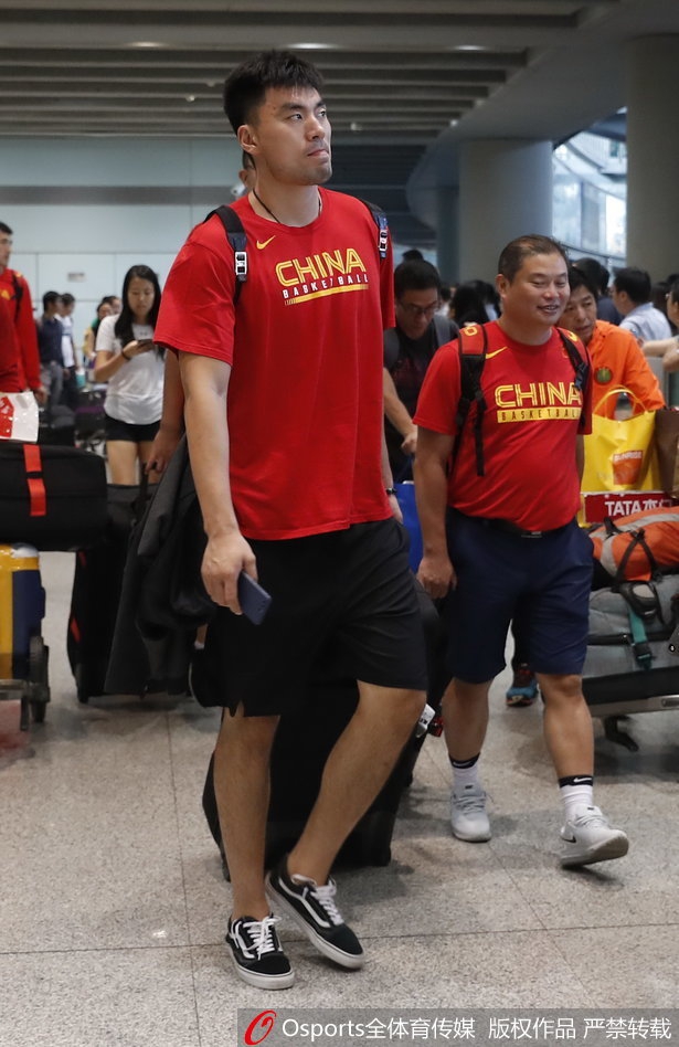 中国男篮蓝队回京 全体表情严肃