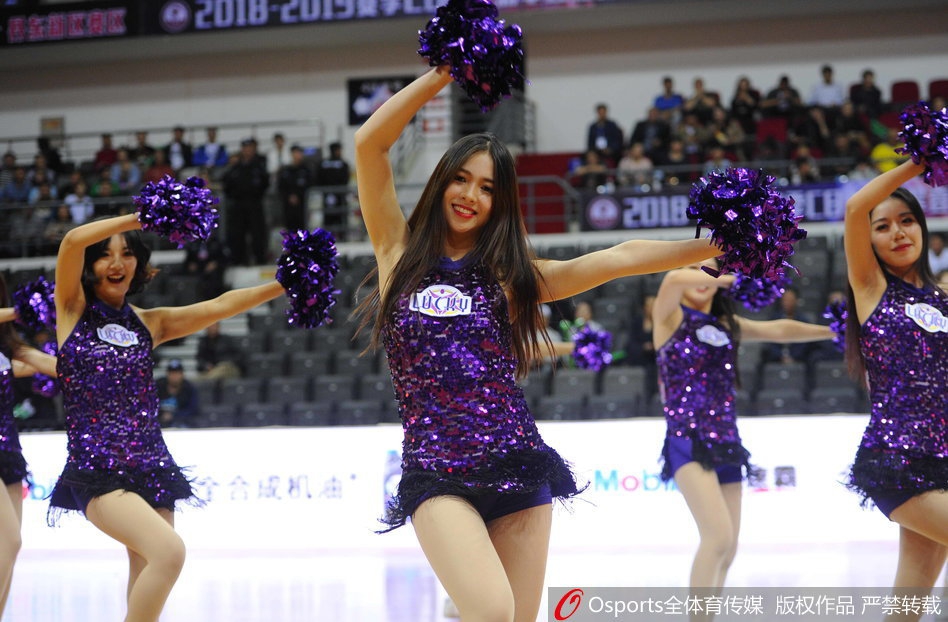 CBA季前赛丹东站篮球宝贝活力四射