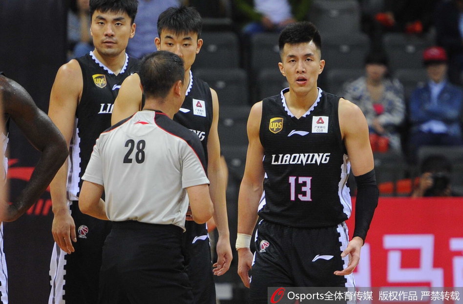 季前赛郭艾伦与四川队左朕年冲突