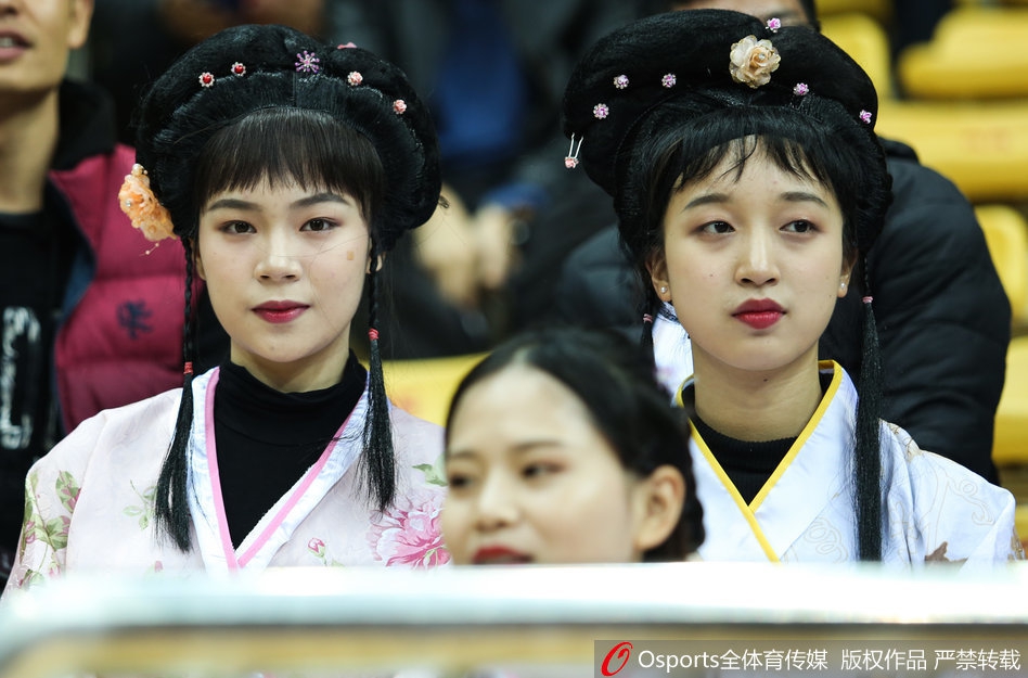 广厦最美“西施团”助威