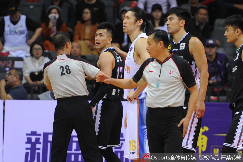 季前赛郭艾伦与四川队左朕年冲突