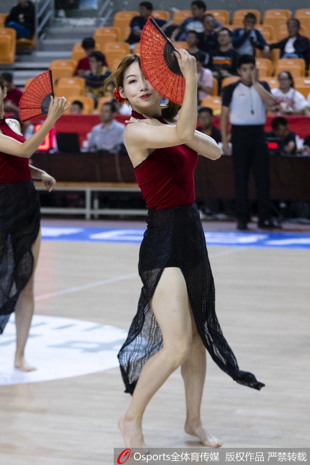 CBA季前赛嘉兴站篮球宝贝秀扇子舞