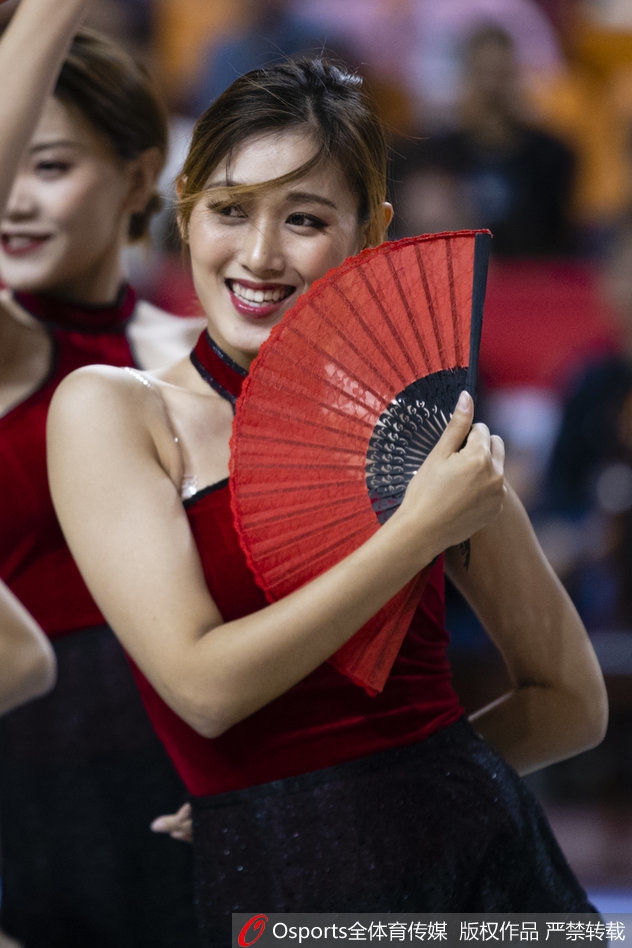 CBA季前赛嘉兴站篮球宝贝秀扇子舞