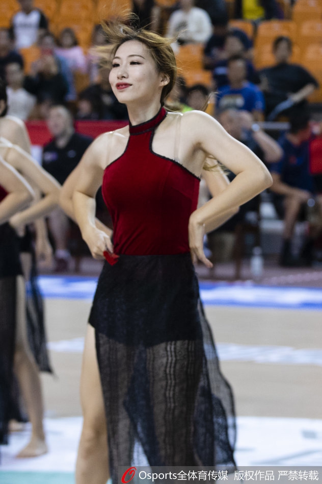 CBA季前赛嘉兴站篮球宝贝秀扇子舞